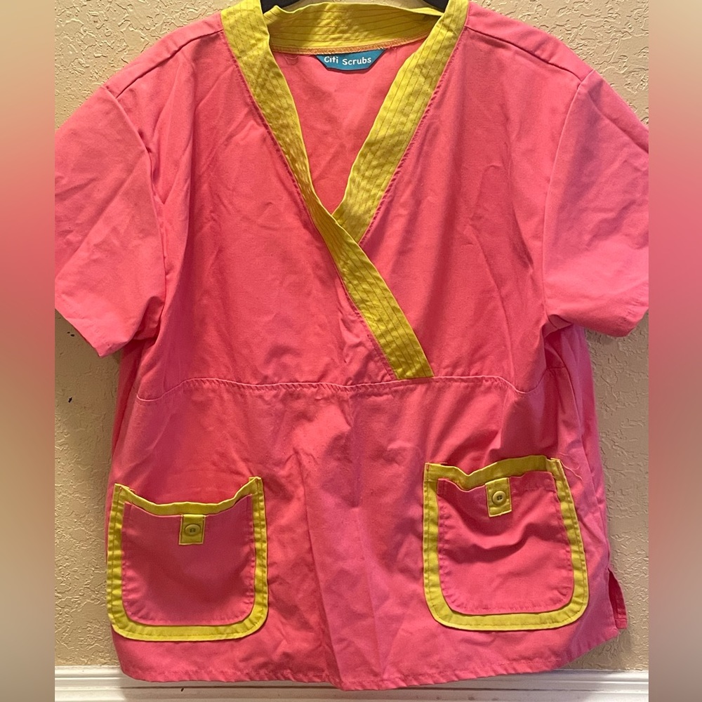 💅🏾Stylish scrub top